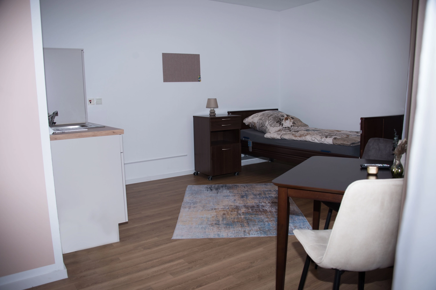 Verpleegster met een oude man