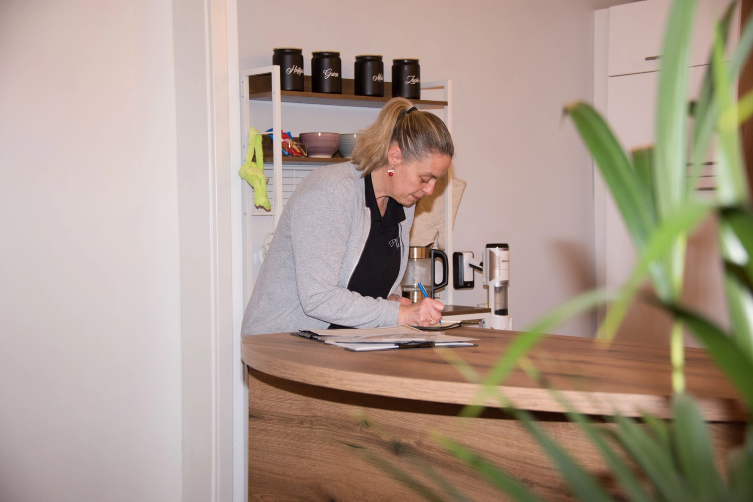 Verpleegster met een oude man