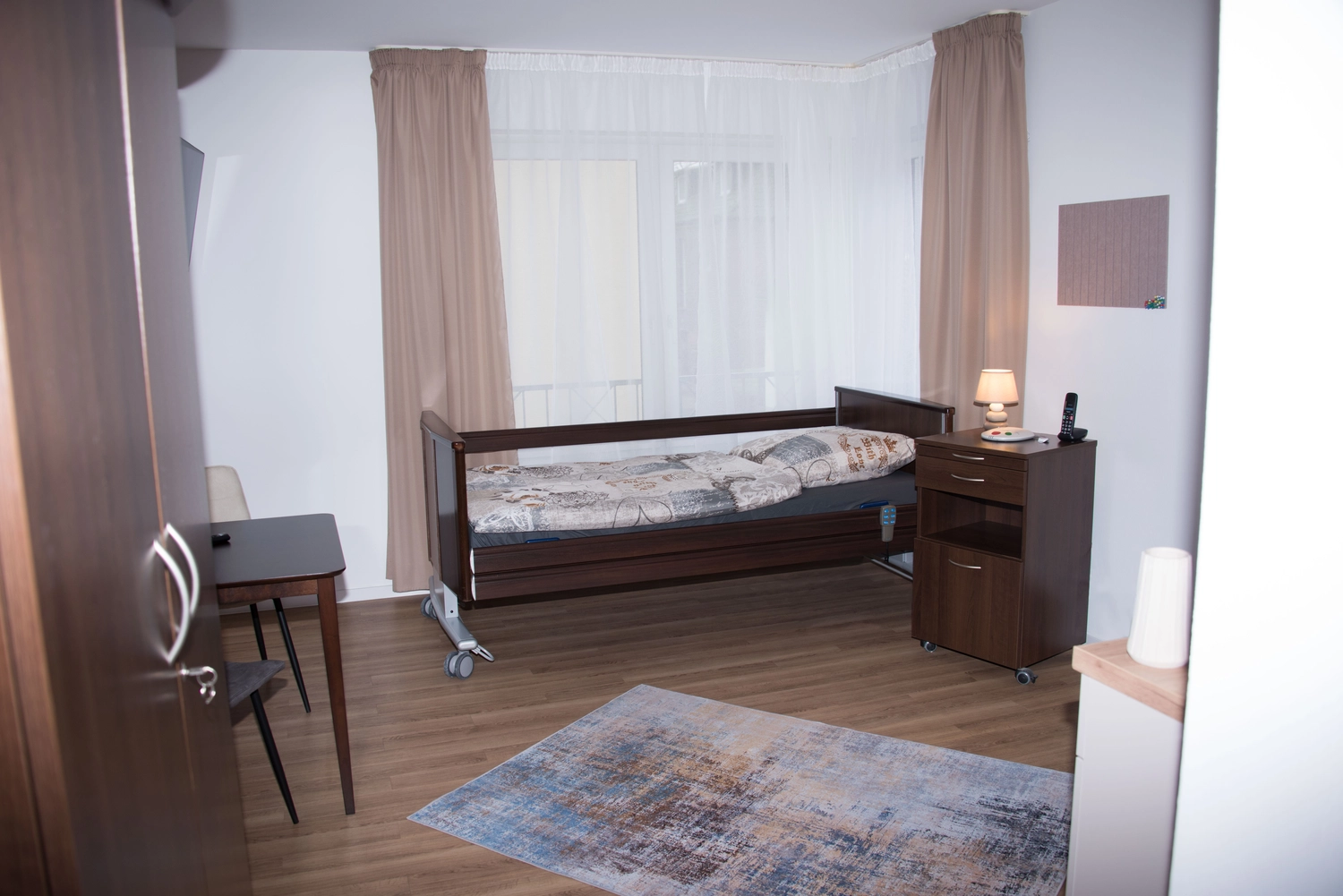 Verpleegster met een oude man